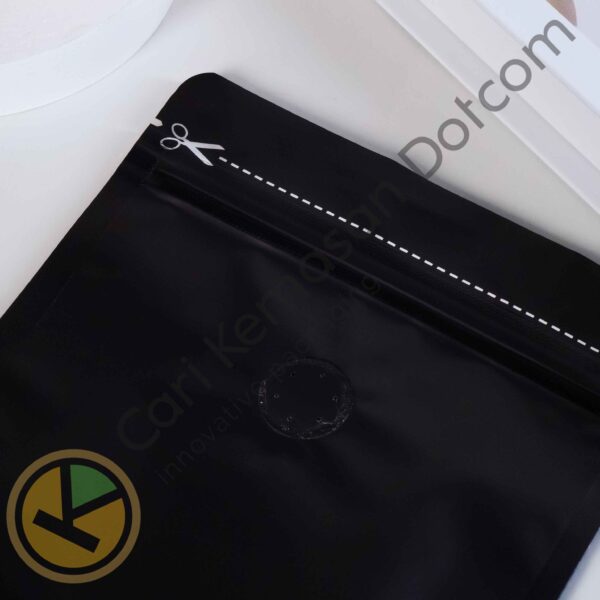 Flat Bottom + Valve (Pull Tab) Hitam Ukuran 135 x 260 x 75 mm - Image 4