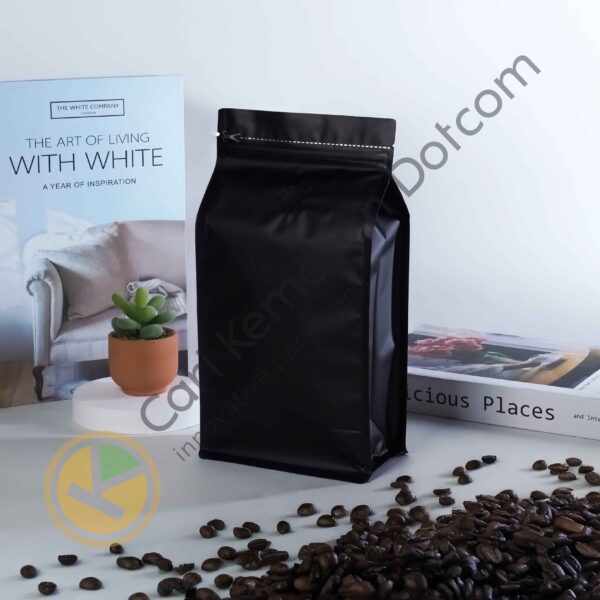 Flat Bottom + Valve (Pull Tab) Hitam Ukuran 135 x 260 x 75 mm