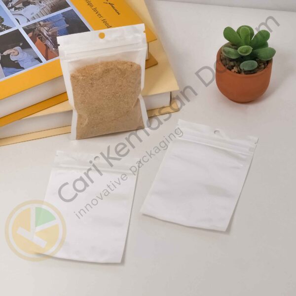 Plastik Klip Laser Pelangi Ukuran 100 x 120 mm