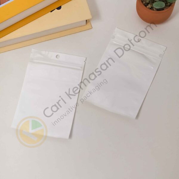 Plastik Klip Laser Pelangi Ukuran 100 x 120 mm - Image 2
